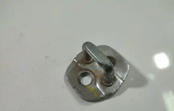 Volkswagen PASSAT B6 Front door lock loop/hook striker 