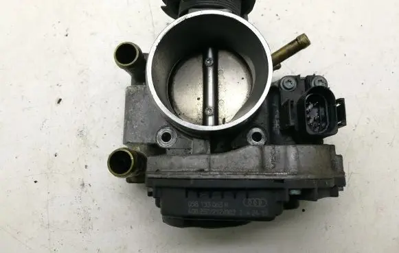 Volkswagen PASSAT B5 Throttle valve 058133063H