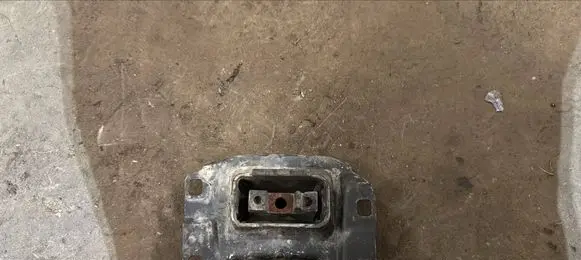 Volvo V50 Engine mount bracket 3M517M121AE