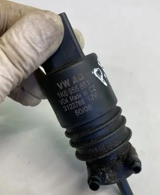 Volkswagen PASSAT B6 Windscreen/windshield washer pump 1K6955651