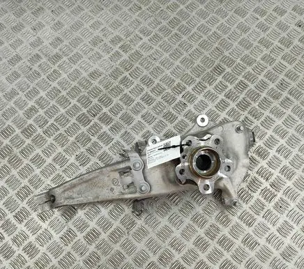 BMW 5 G30 G31 Front wheel hub 6884385