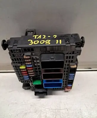 Peugeot 3008 II Fuse module 9810296180