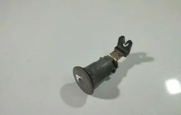 Chrysler Voyager Front door lock (next to the handle) 