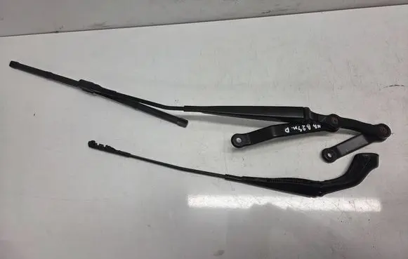 Mercedes-Benz B W247 Front wiper blade arm 