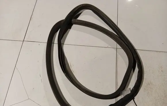 Volvo V50 Rubber seal front coupe door 