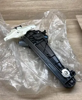 Peugeot 3008 II Rear door window regulator with motor 9810488580