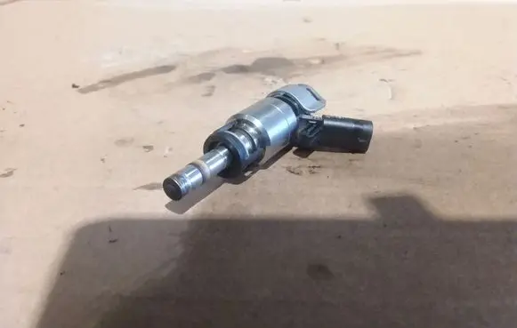 Audi A4 S4 B8 8K Fuel injector 06H906036J