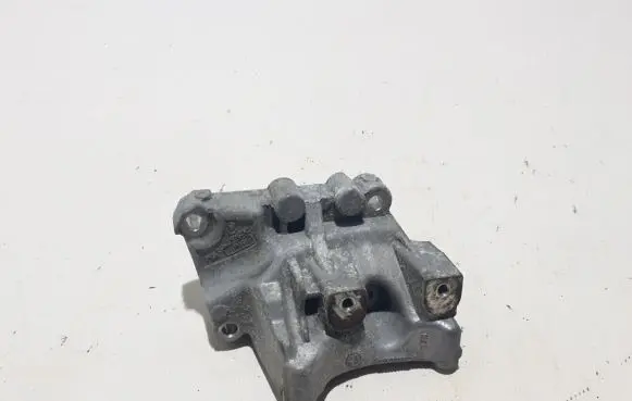 Engine mounting bracket