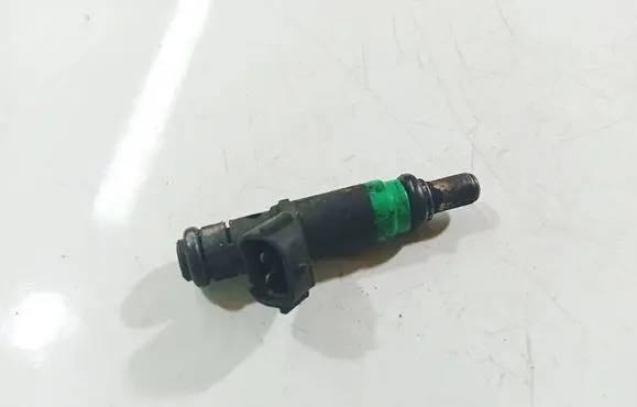 Audi A6 S6 C5 4B Fuel injector 06C133551