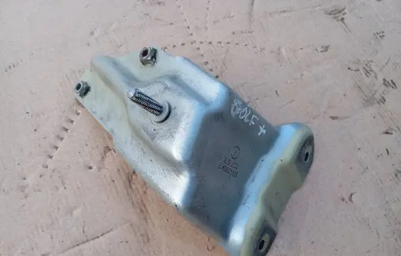 Volkswagen Golf Plus Fender mounting bracket 5M0821135