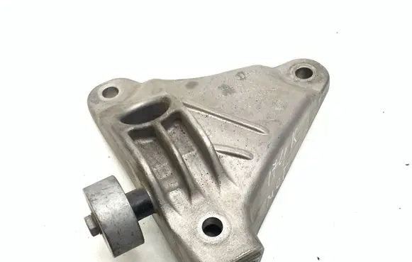 Engine mounting bracket