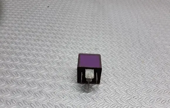 Opel Vectra B Fuel pump relay 90459642