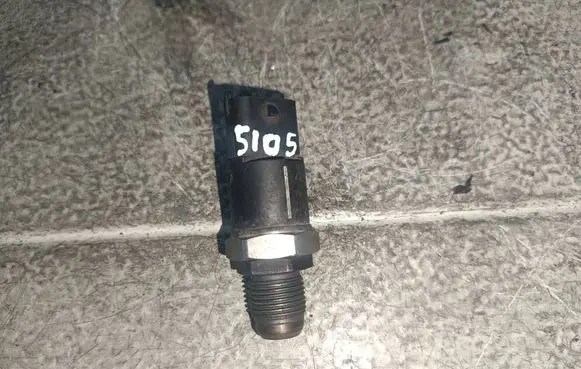 BMW 5 E39 Fuel pressure sensor 0281002475
