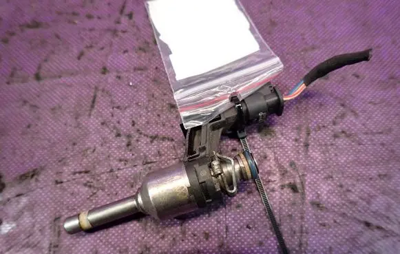 Skoda Fabia Mk2 (5J) Fuel injector