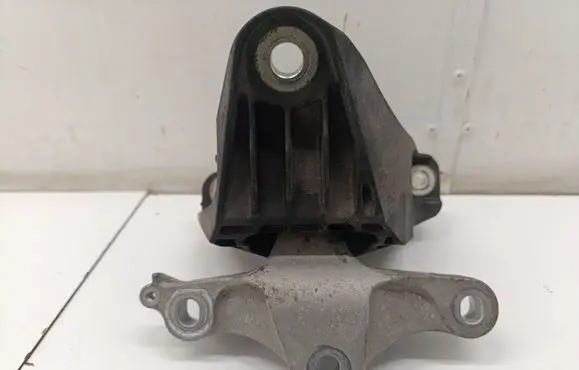Engine mount bracket