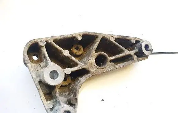 Opel Zafira B Engine mounting bracket 90575142