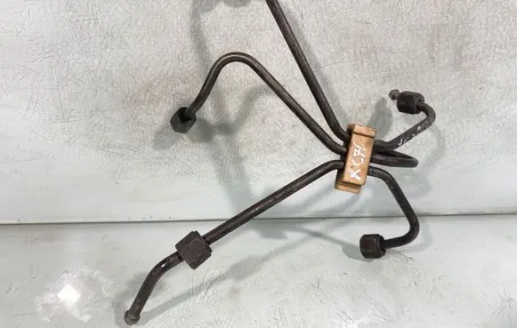 Volvo XC70 Fuel injector supply line/pipe 