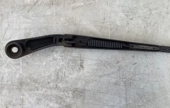 Chrysler 300 - 300C Front wiper blade arm