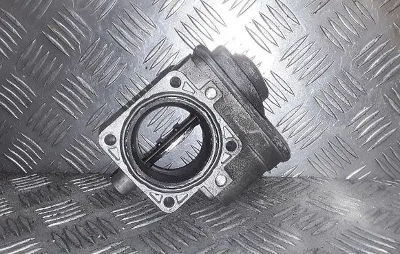 Volkswagen Golf IV Throttle valve 038128063c