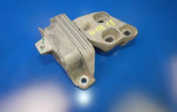 Mercedes-Benz A W176 Engine mounting bracket