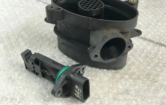 BMW 5 E39 Mass air flow meter 0928400527 0928400468 7787076