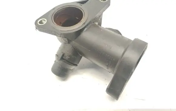 Volkswagen PASSAT B5 Engine coolant pipe/hose 058121133B