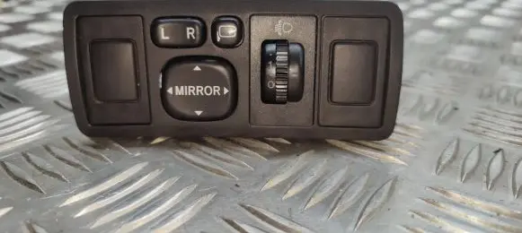 Toyota Avensis T250 Wing mirror switch 183575