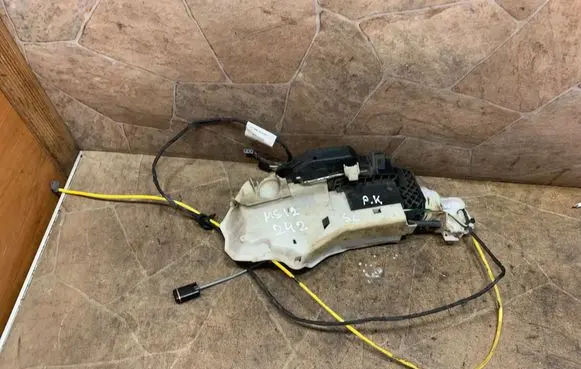 Mercedes-Benz SL R230 Front door lock A2307200335
