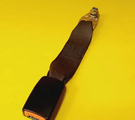 Suzuki Swift I Rear seatbelt buckle