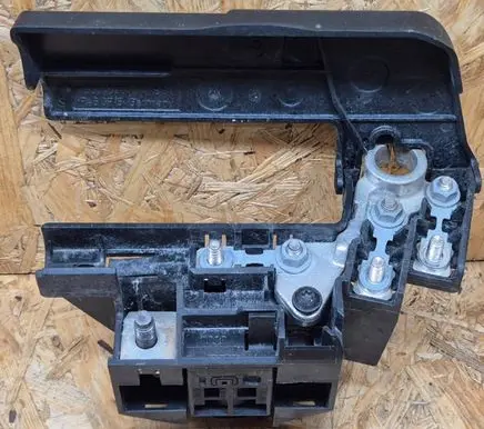 Audi A4 S4 B8 8K Battery relay fuse 4F0915519