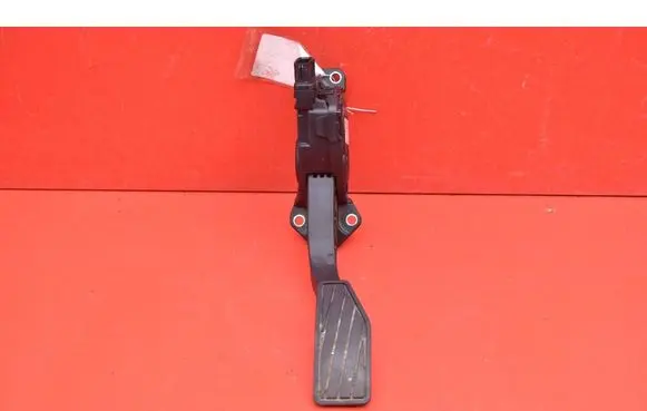 Accelerator throttle pedal