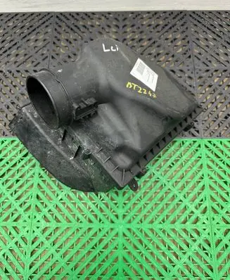 BMW 8 G14 Air filter box 7643301