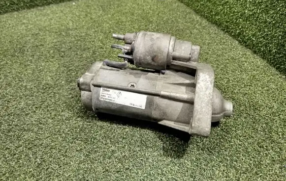 Opel Vivaro Starter motor 233000106R 09B5