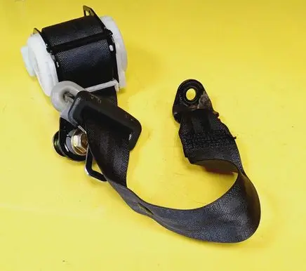 Mazda 626 Rear seatbelt