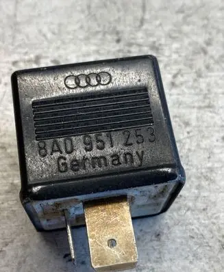 Volkswagen PASSAT B5.5 Other relay 8a0951253