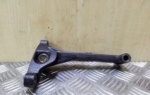 Toyota Avensis T270 Engine mounting bracket 3311805010