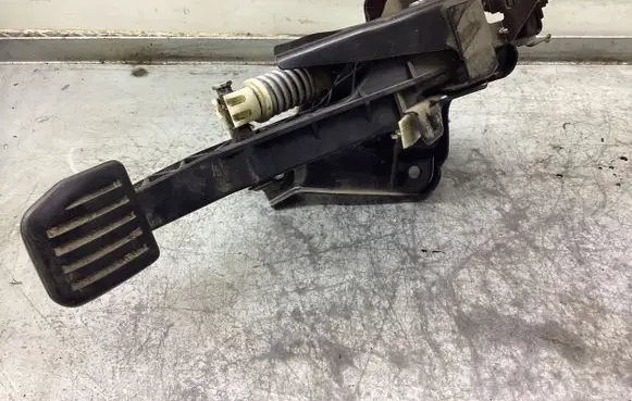 Volvo V70 Clutch pedal 31202183