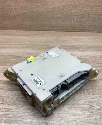 Lexus GS 300 400 430 Fuse module 8273030631 705050181