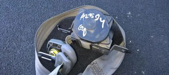 KIA Carens I Rear seatbelt