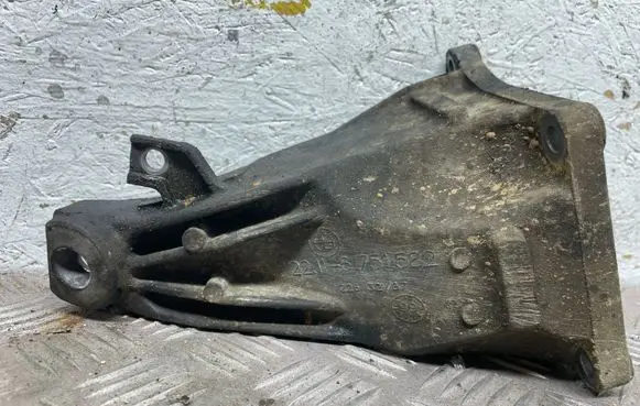 BMW 5 E39 Engine mounting bracket 6751582