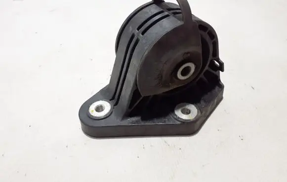 Engine mounting bracket