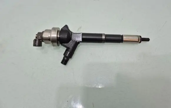 Opel Astra J Fuel injector 97376270 8973762703
