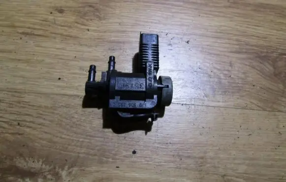 Audi A4 S4 B5 8D Turbo solenoid valve 1j0906283c