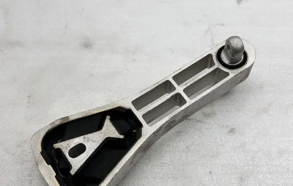 Volvo XC90 Engine mount bracket 31460677