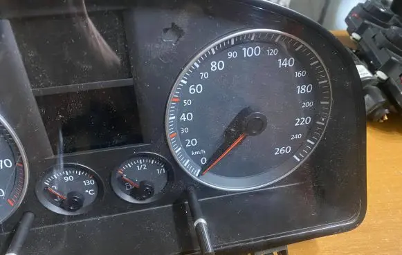 Volkswagen Touran I Speedometer (instrument cluster) 1T0920861 V0020000 9601905611
