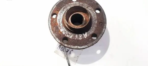 Volkswagen Golf V Front wheel hub