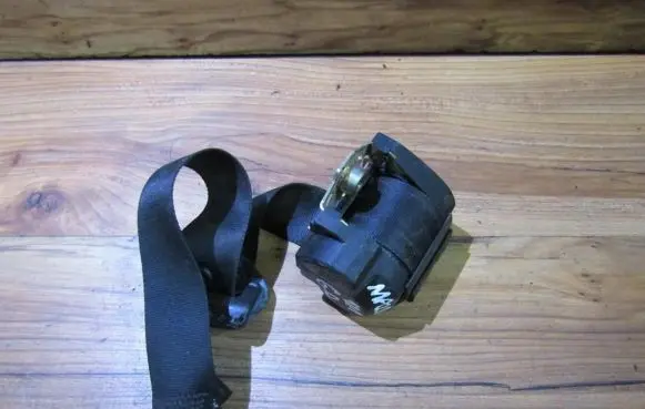 Mazda 121 SM Rear seatbelt
