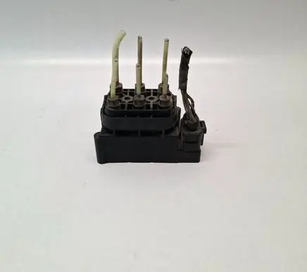 Mercedes-Benz S W221 Air suspension control unit module (rear) A2513200058