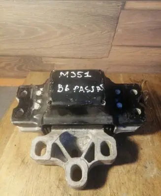 Volkswagen PASSAT B6 Engine mount bracket
