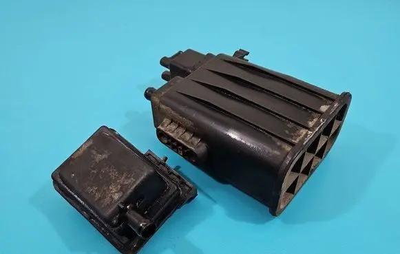 Active carbon filter fuel vapour canister